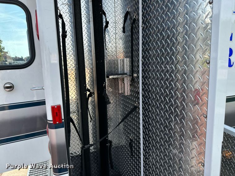 image for item HN9985 1998 Ford E450  ambulance