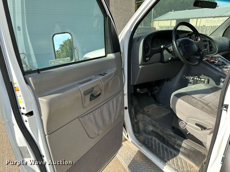 image for item HN9985 1998 Ford E450  ambulance