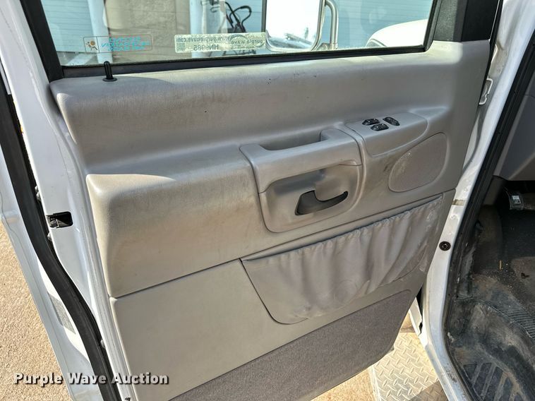 image for item HN9985 1998 Ford E450  ambulance