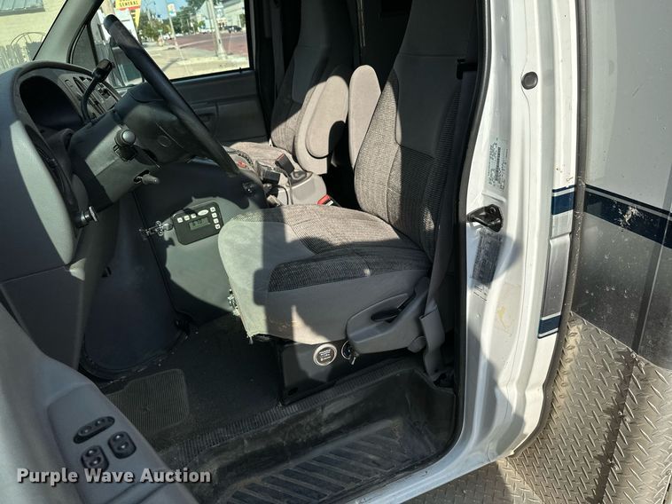 image for item HN9985 1998 Ford E450  ambulance