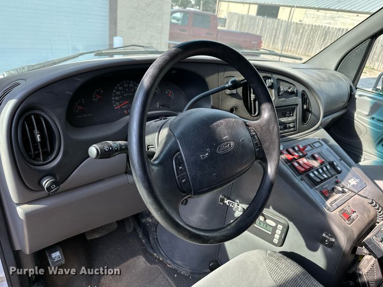 image for item HN9985 1998 Ford E450  ambulance