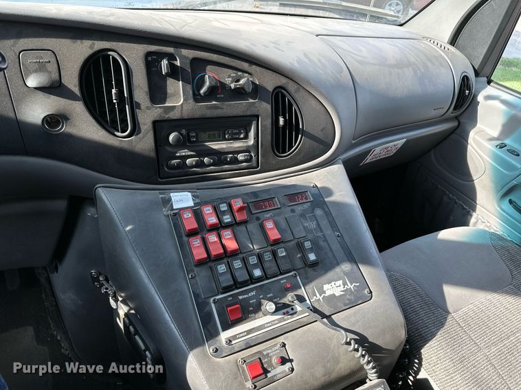 image for item HN9985 1998 Ford E450  ambulance