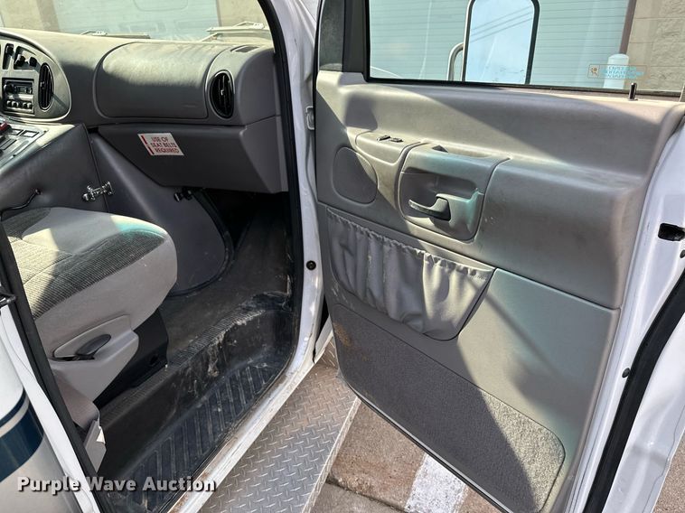 image for item HN9985 1998 Ford E450  ambulance