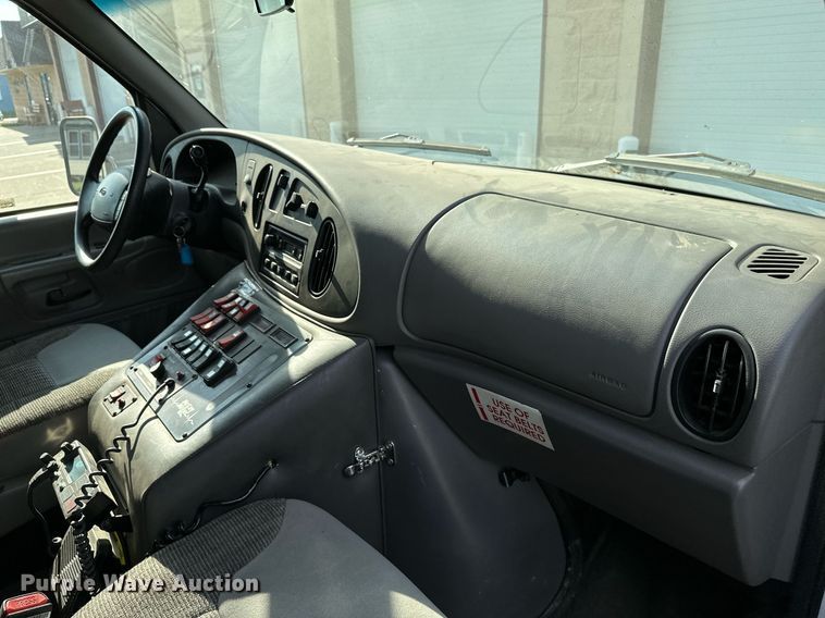 image for item HN9985 1998 Ford E450  ambulance