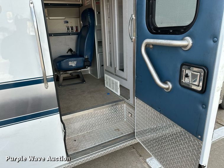 image for item HN9985 1998 Ford E450  ambulance