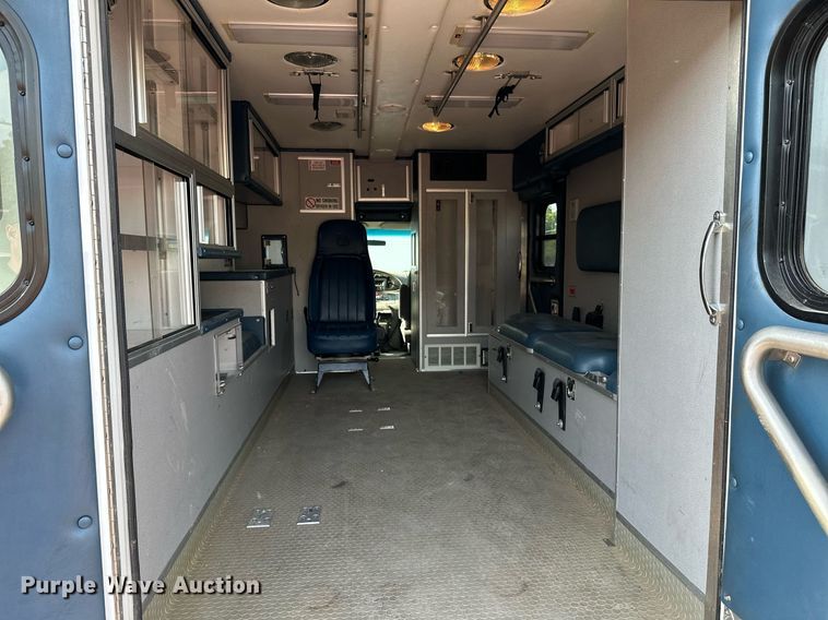 image for item HN9985 1998 Ford E450  ambulance