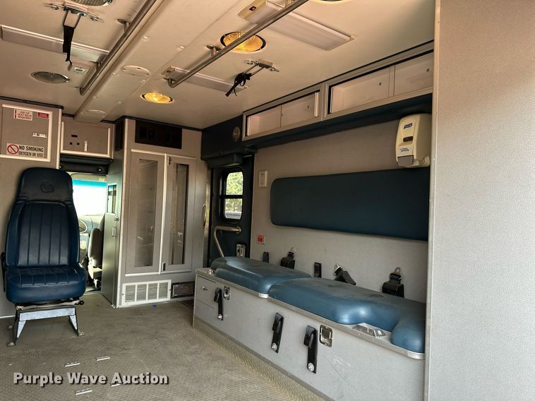 image for item HN9985 1998 Ford E450  ambulance