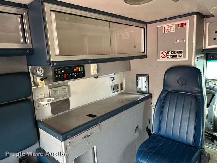 image for item HN9985 1998 Ford E450  ambulance