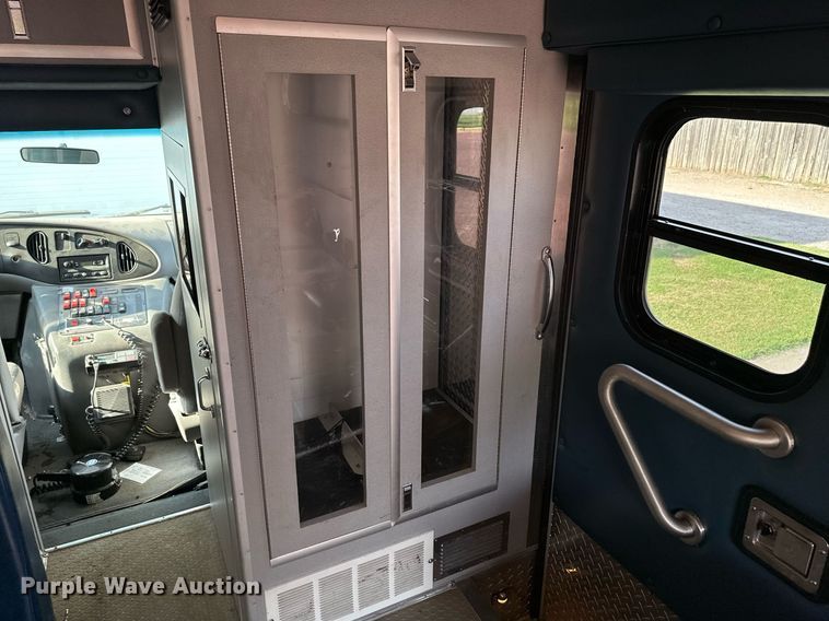 image for item HN9985 1998 Ford E450  ambulance