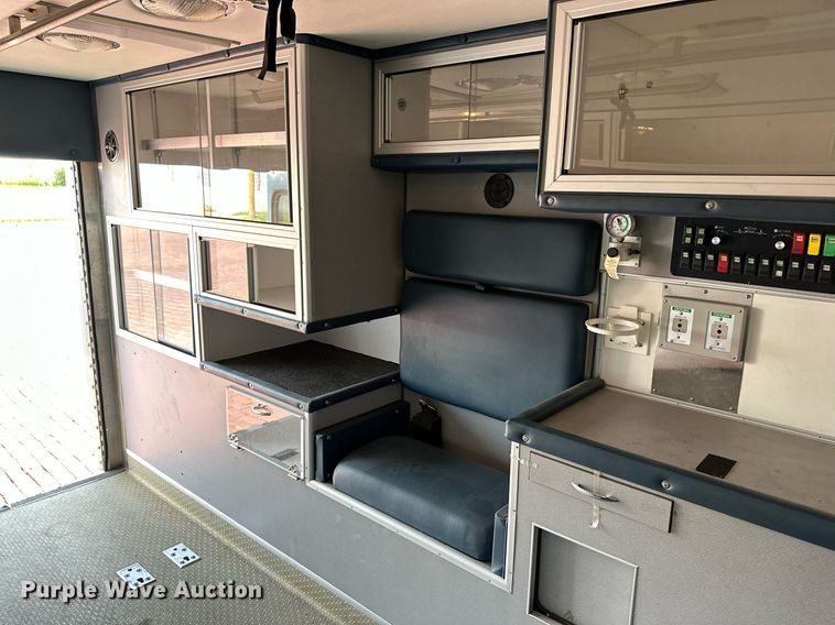 image for item HN9985 1998 Ford E450  ambulance