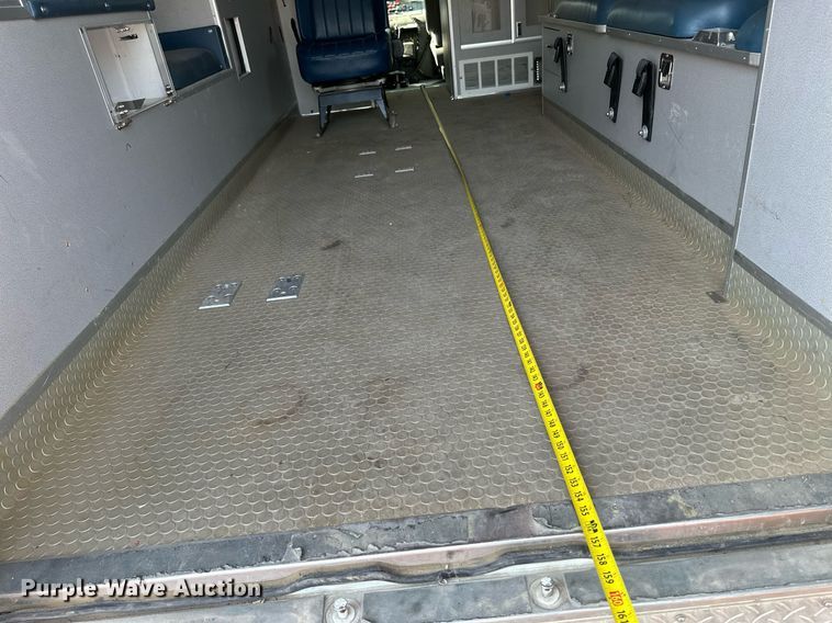 image for item HN9985 1998 Ford E450  ambulance