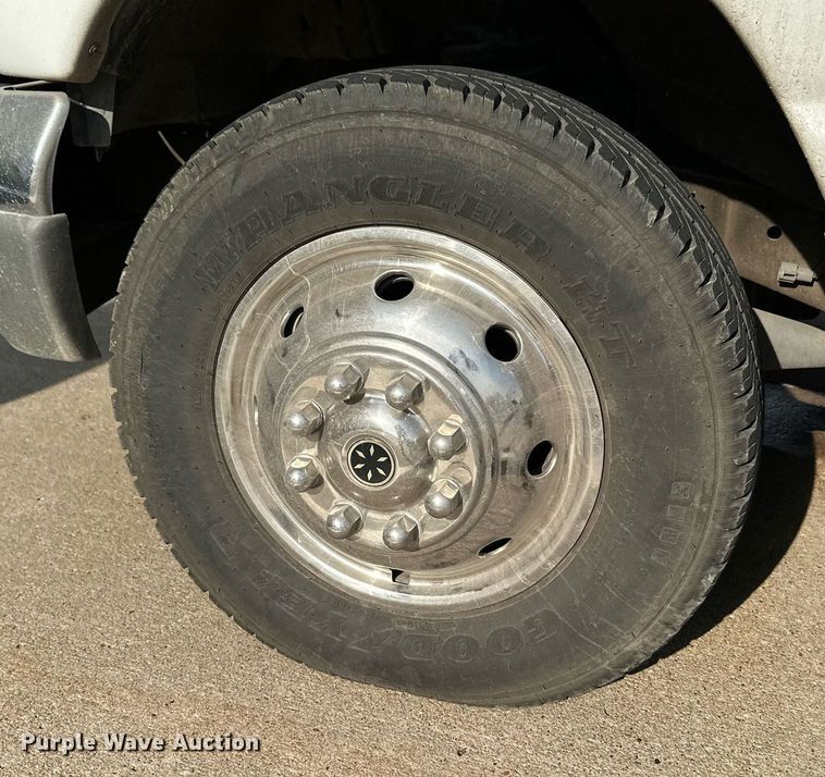 image for item HN9985 1998 Ford E450  ambulance