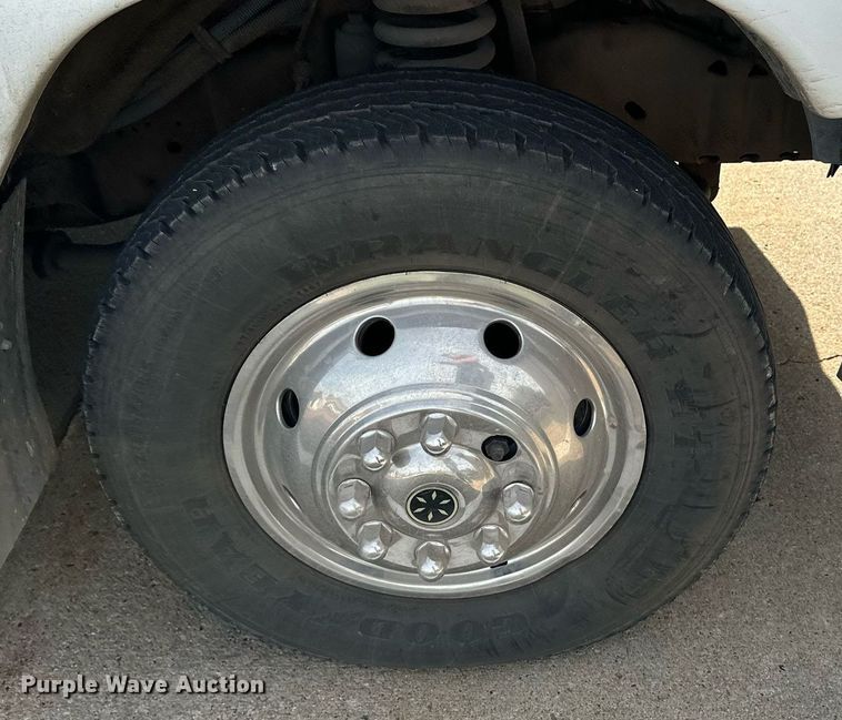 image for item HN9985 1998 Ford E450  ambulance