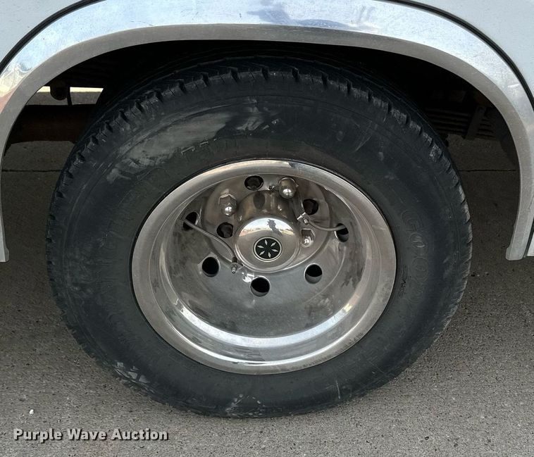 image for item HN9985 1998 Ford E450  ambulance