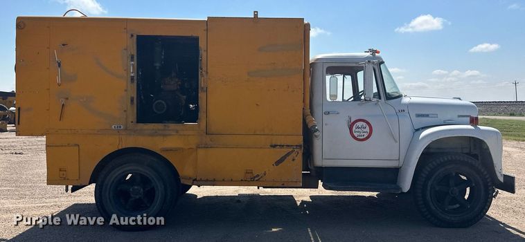 image for item KX9058 1972 International Loadstar 1600  vacuum truck