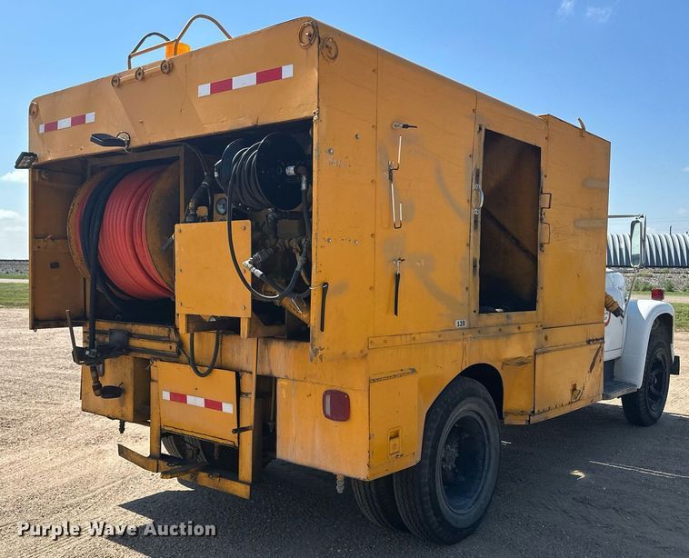 image for item KX9058 1972 International Loadstar 1600  vacuum truck