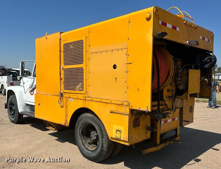 image for item KX9058 1972 International Loadstar 1600  vacuum truck