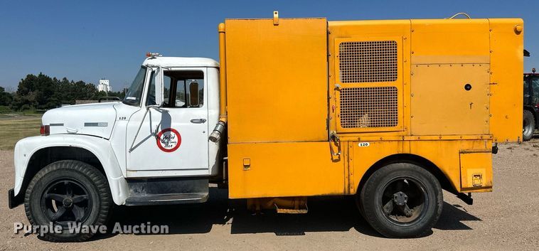 image for item KX9058 1972 International Loadstar 1600  vacuum truck