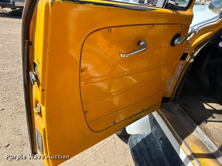 image for item KX9058 1972 International Loadstar 1600  vacuum truck