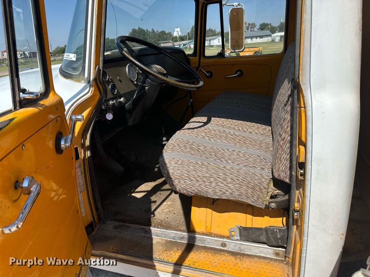 image for item KX9058 1972 International Loadstar 1600  vacuum truck