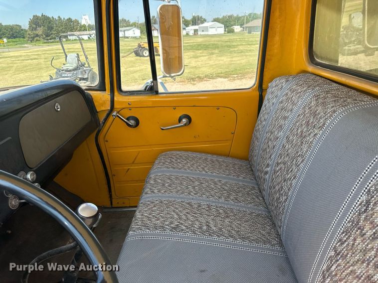 image for item KX9058 1972 International Loadstar 1600  vacuum truck