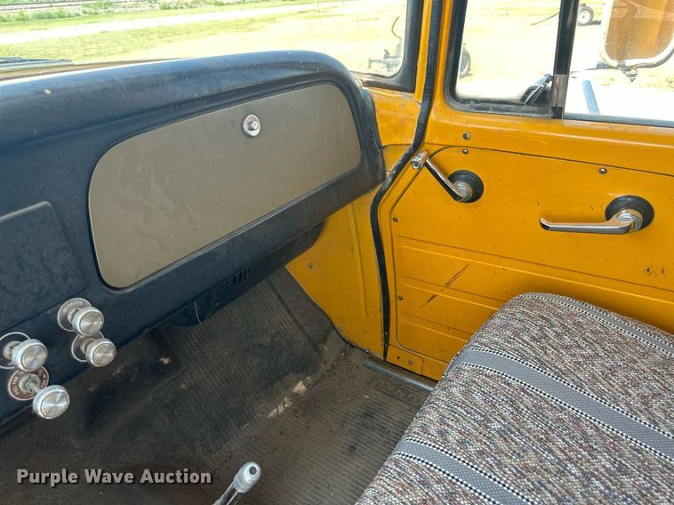 image for item KX9058 1972 International Loadstar 1600  vacuum truck