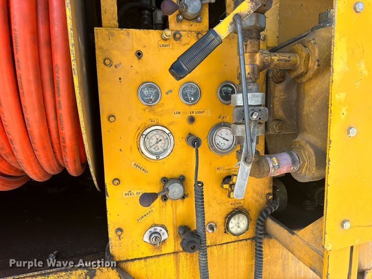 image for item KX9058 1972 International Loadstar 1600  vacuum truck