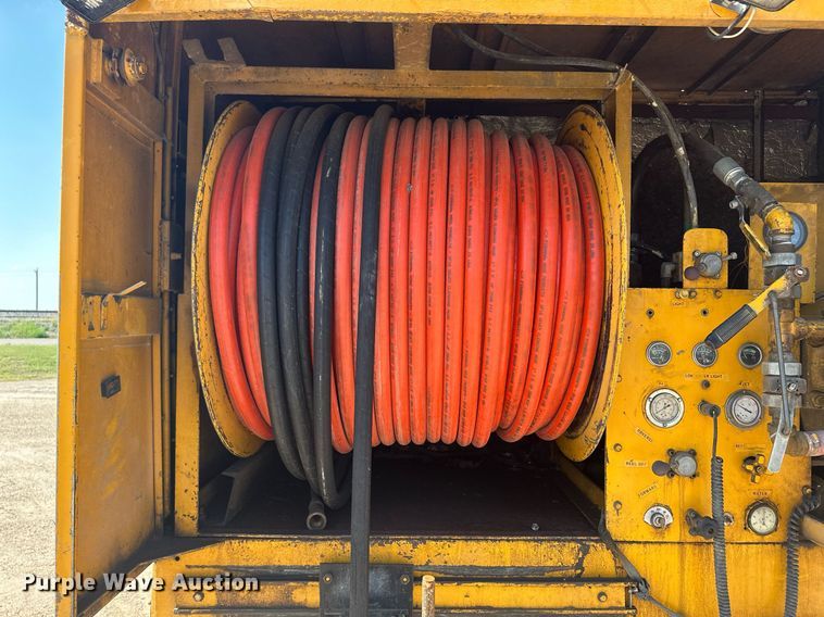 image for item KX9058 1972 International Loadstar 1600  vacuum truck