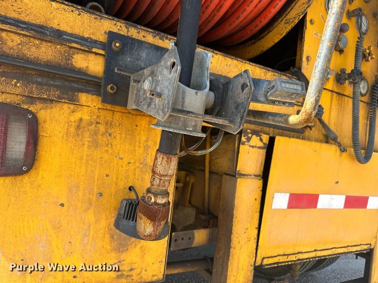 image for item KX9058 1972 International Loadstar 1600  vacuum truck