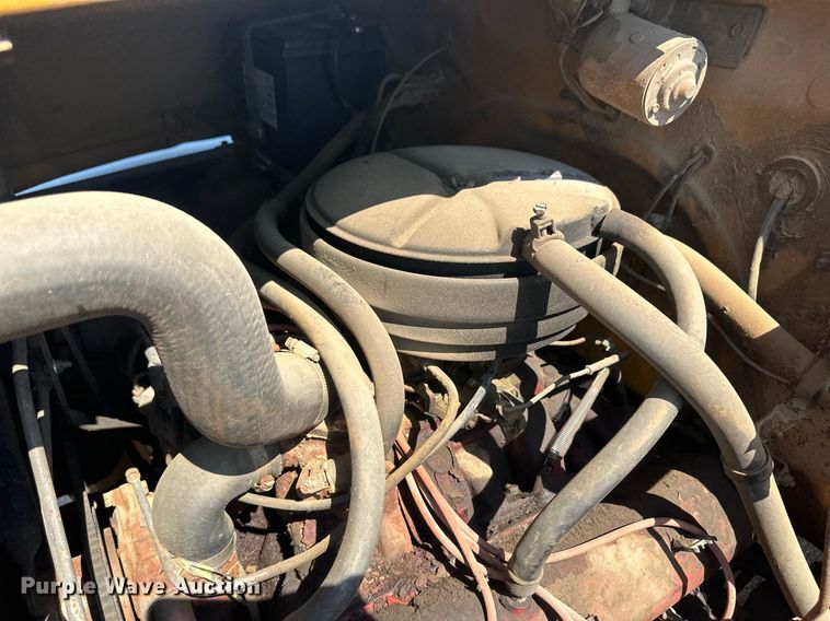 image for item KX9058 1972 International Loadstar 1600  vacuum truck