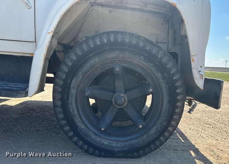 image for item KX9058 1972 International Loadstar 1600  vacuum truck