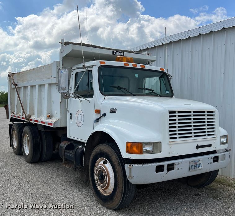 image for item LB9334 1996 International 4900  dump truck