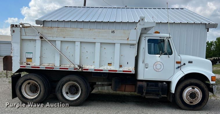 image for item LB9334 1996 International 4900  dump truck