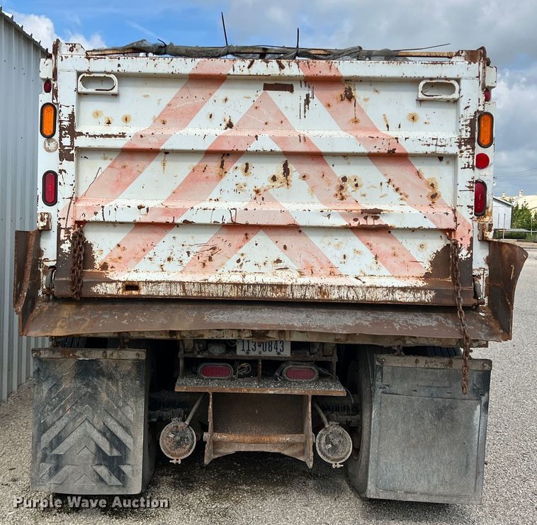image for item LB9334 1996 International 4900  dump truck