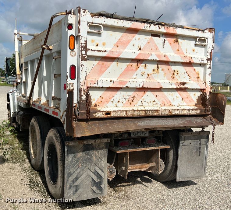 image for item LB9334 1996 International 4900  dump truck