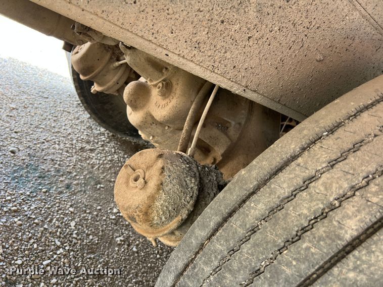 image for item LB9334 1996 International 4900  dump truck