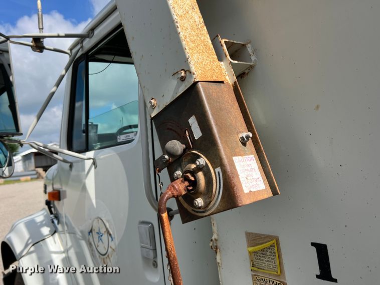 image for item LB9334 1996 International 4900  dump truck