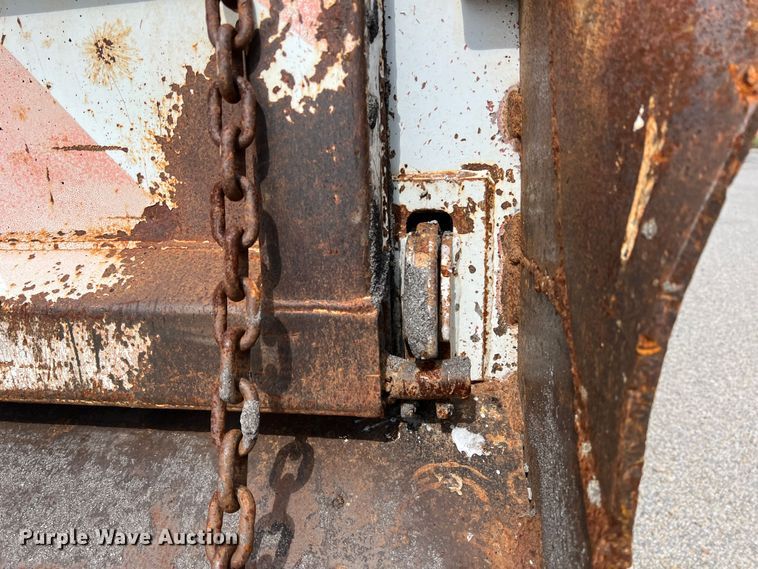 image for item LB9334 1996 International 4900  dump truck