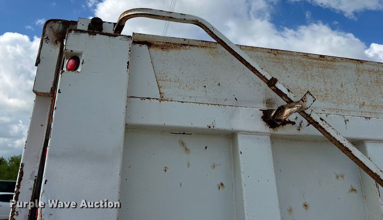 image for item LB9334 1996 International 4900  dump truck