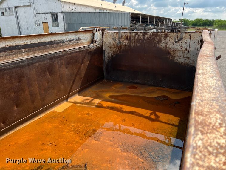 image for item LB9334 1996 International 4900  dump truck