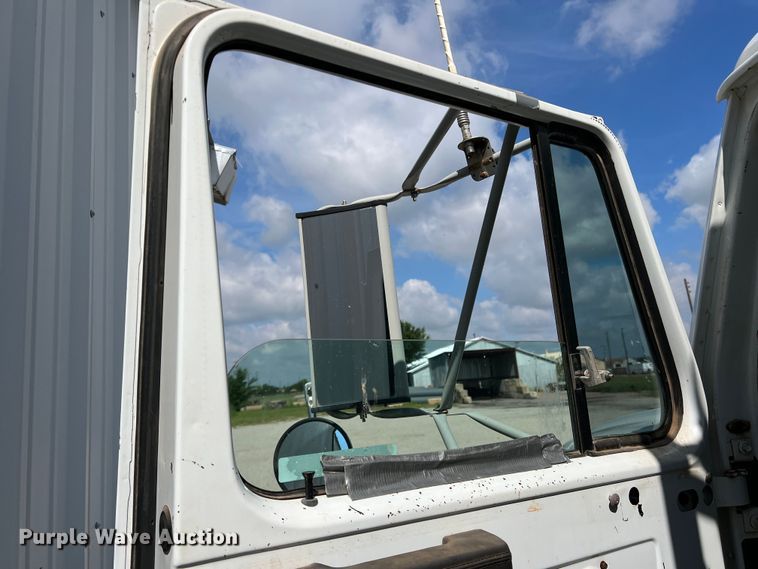 image for item LB9334 1996 International 4900  dump truck