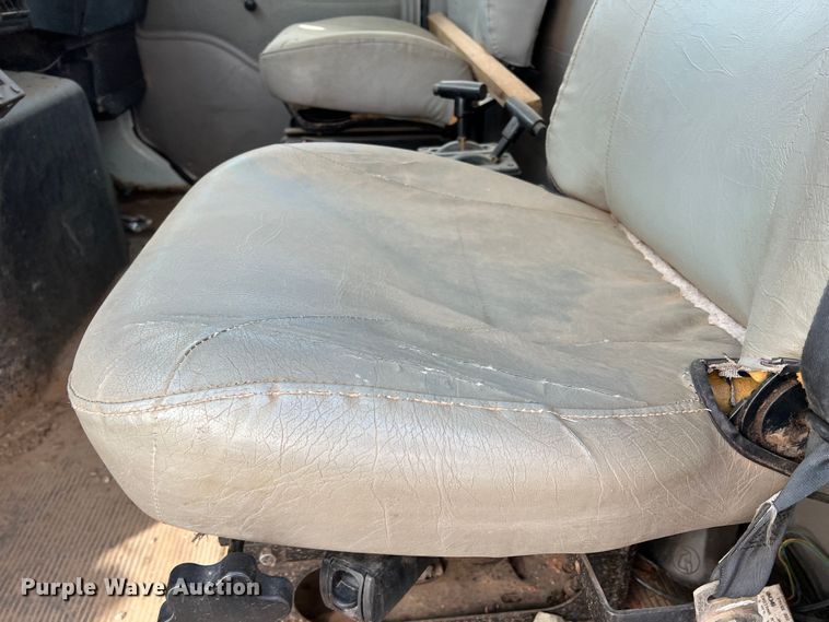 image for item LB9334 1996 International 4900  dump truck