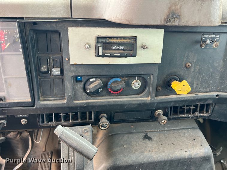 image for item LB9334 1996 International 4900  dump truck