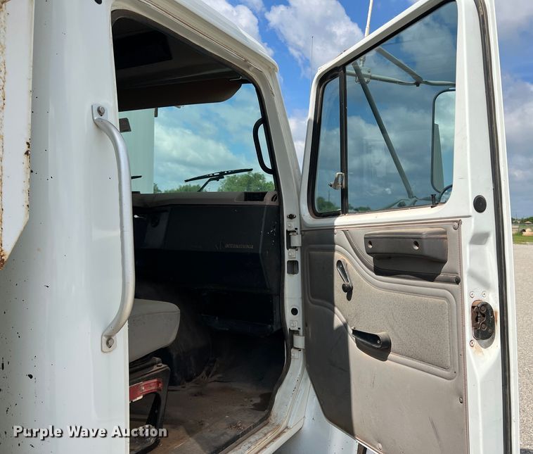 image for item LB9334 1996 International 4900  dump truck