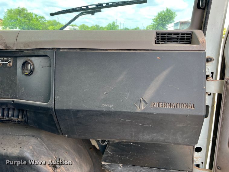 image for item LB9334 1996 International 4900  dump truck