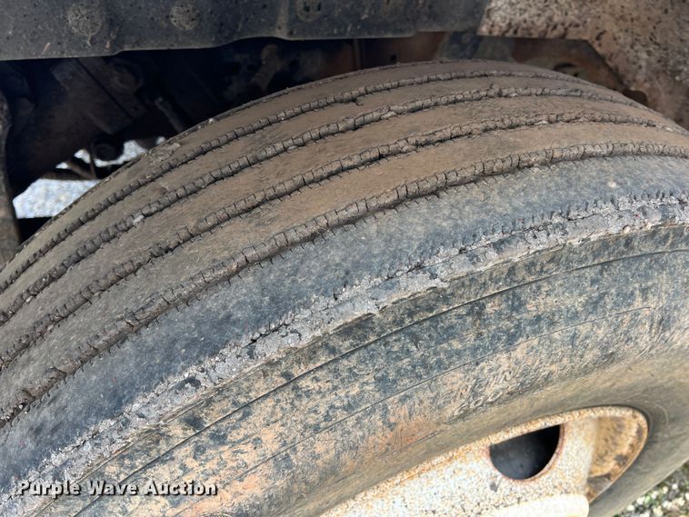 image for item LB9334 1996 International 4900  dump truck