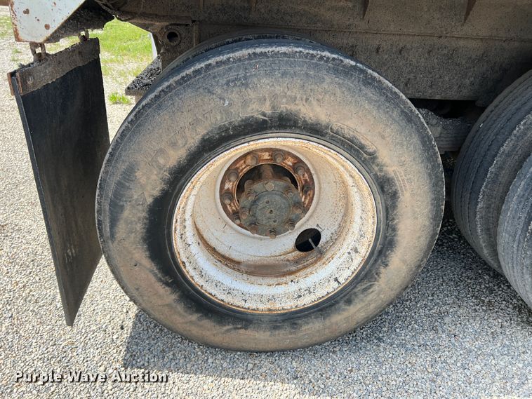 image for item LB9334 1996 International 4900  dump truck