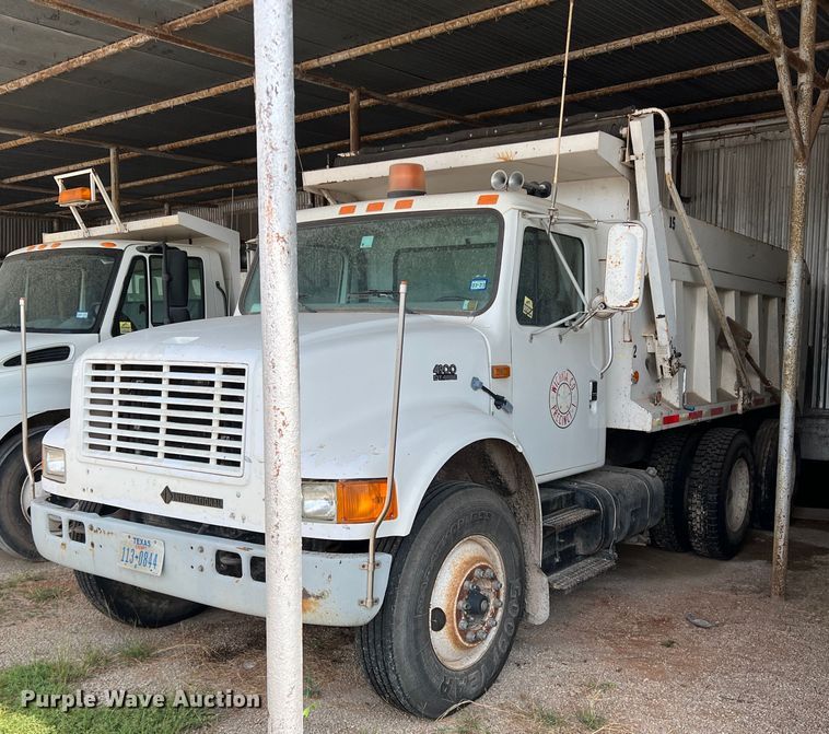 image for item LB9337 1998 International 4900  dump truck
