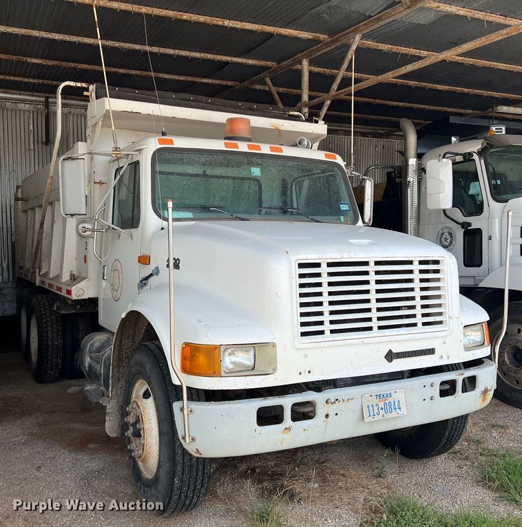 image for item LB9337 1998 International 4900  dump truck