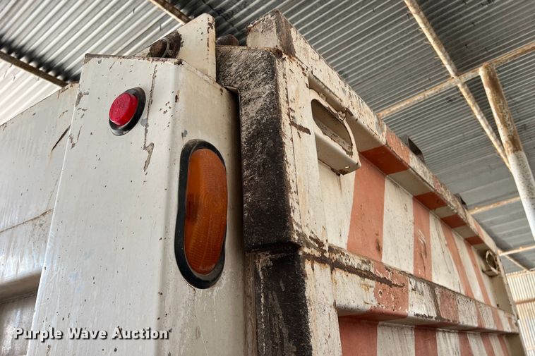 image for item LB9337 1998 International 4900  dump truck